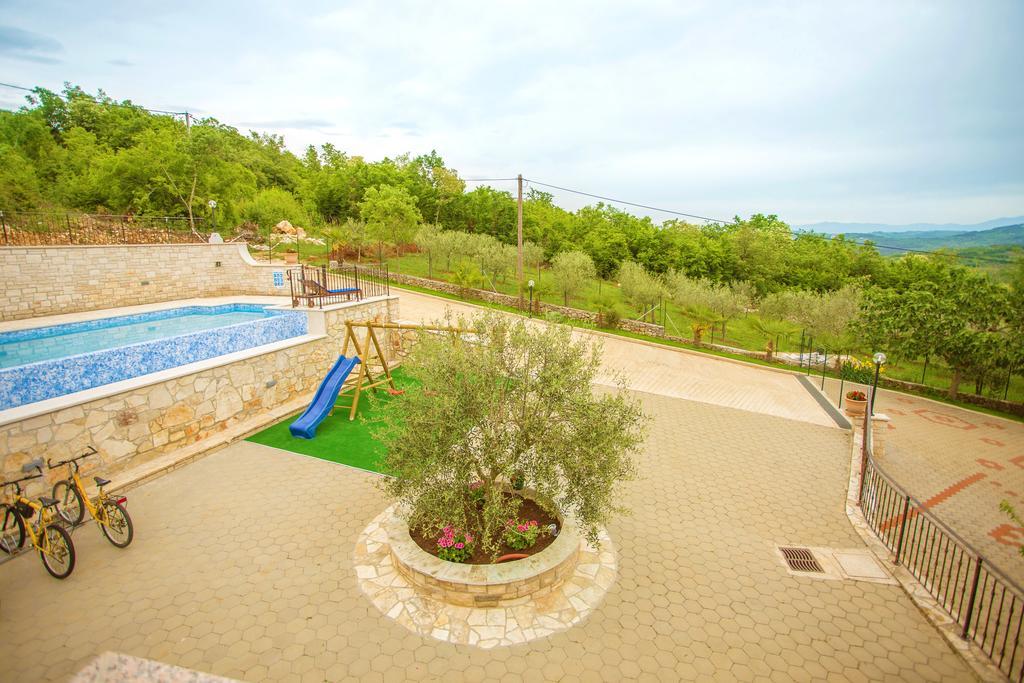 Villa Lara Karojba Стая снимка