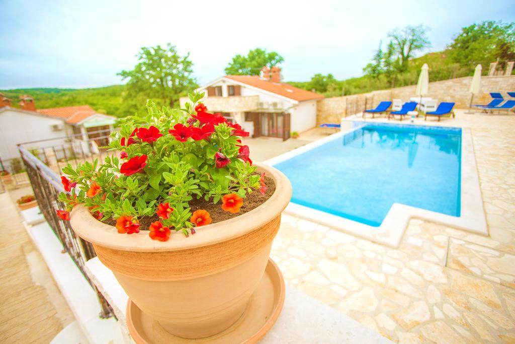 Villa Lara Karojba Стая снимка