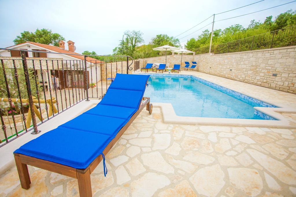 Villa Lara Karojba Стая снимка
