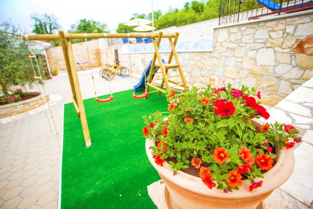 Villa Lara Karojba Стая снимка