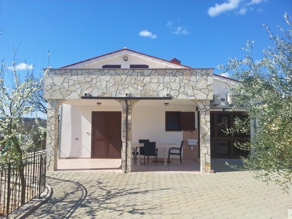 Villa Lara Karojba Стая снимка