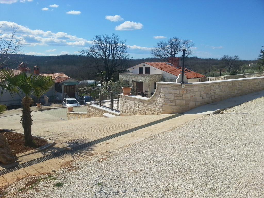 Villa Lara Karojba Стая снимка